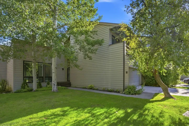 Horizontal siding exterior with a multi-level design