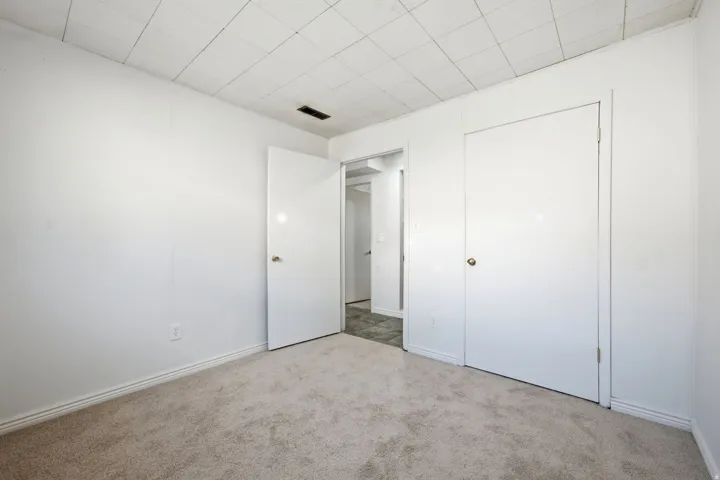 Neutral wall finishes with a textured ceiling