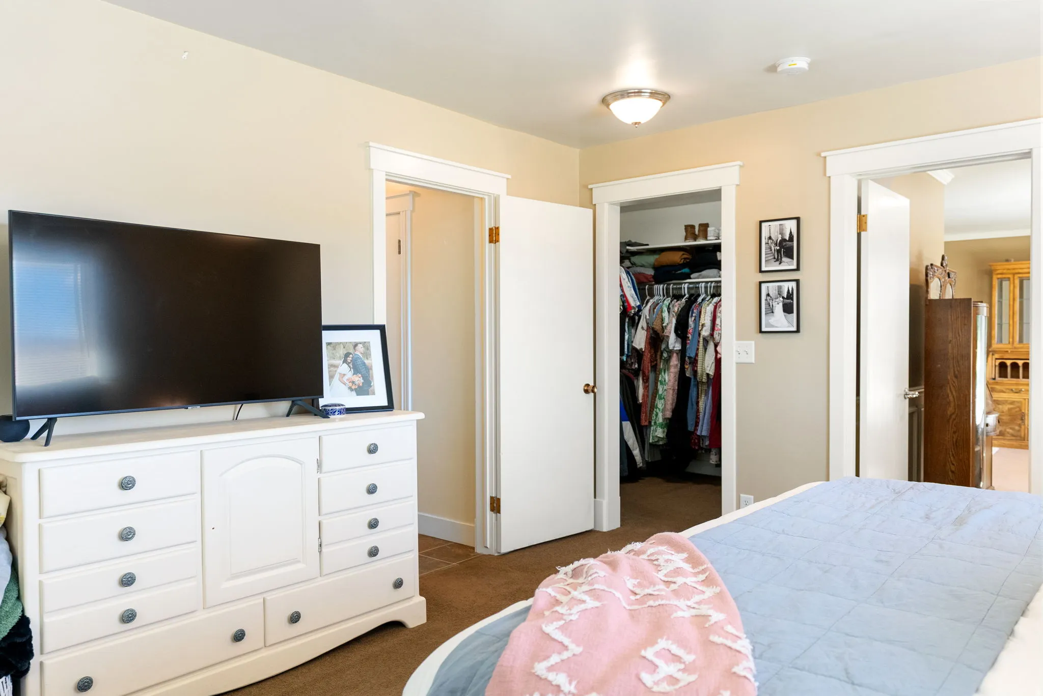 Walk-in closet with wire shelving, neutral wall paint, and carpet flooring