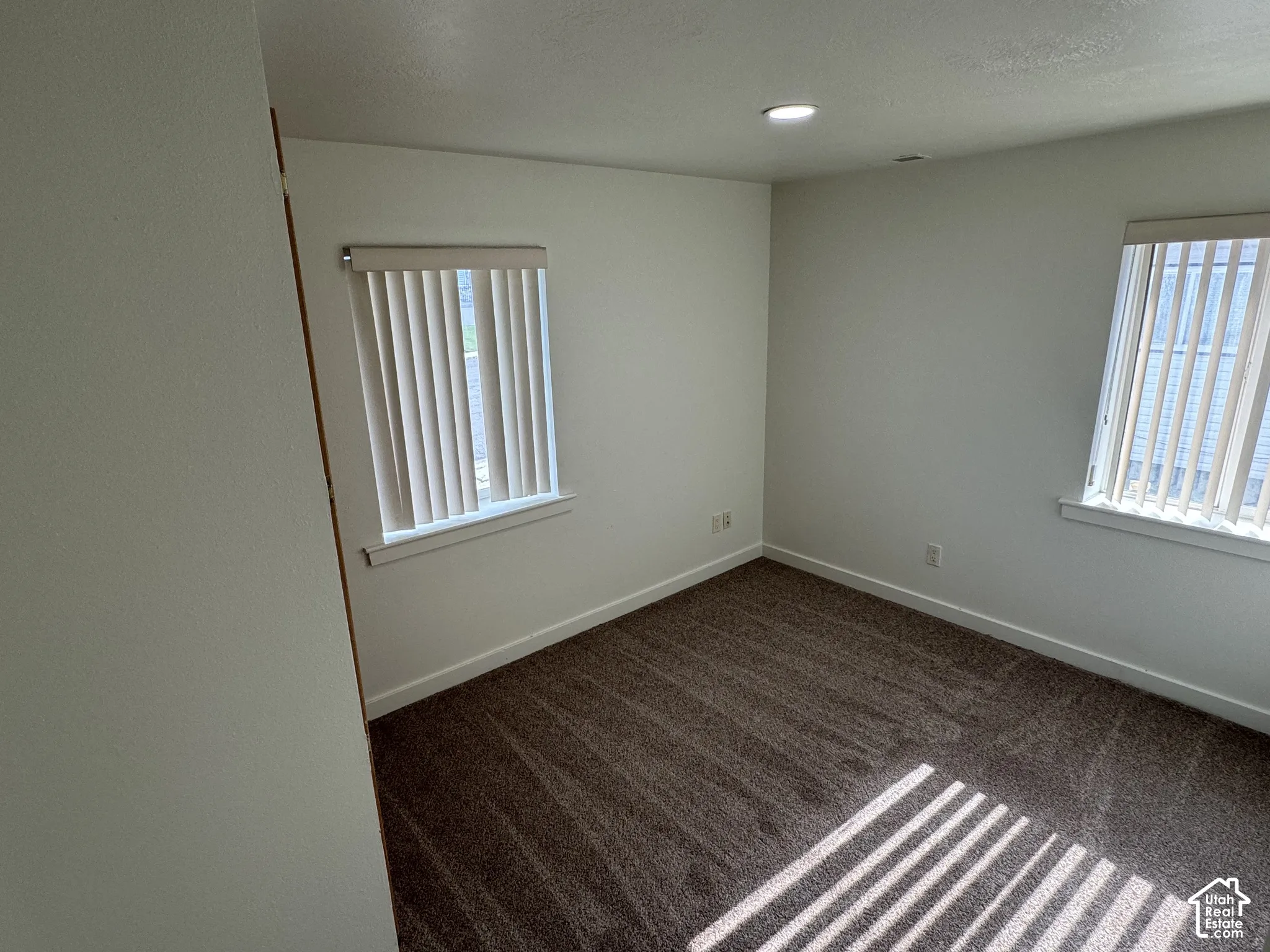 Neutral wall tones with recessed lighting