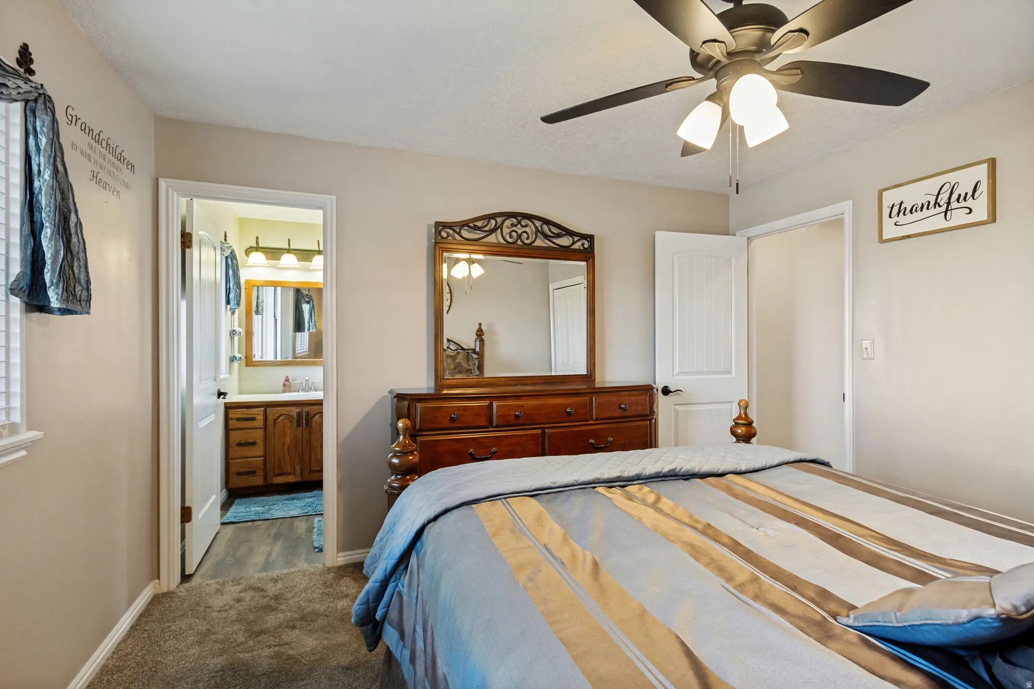 Ceiling fan with integrated lighting