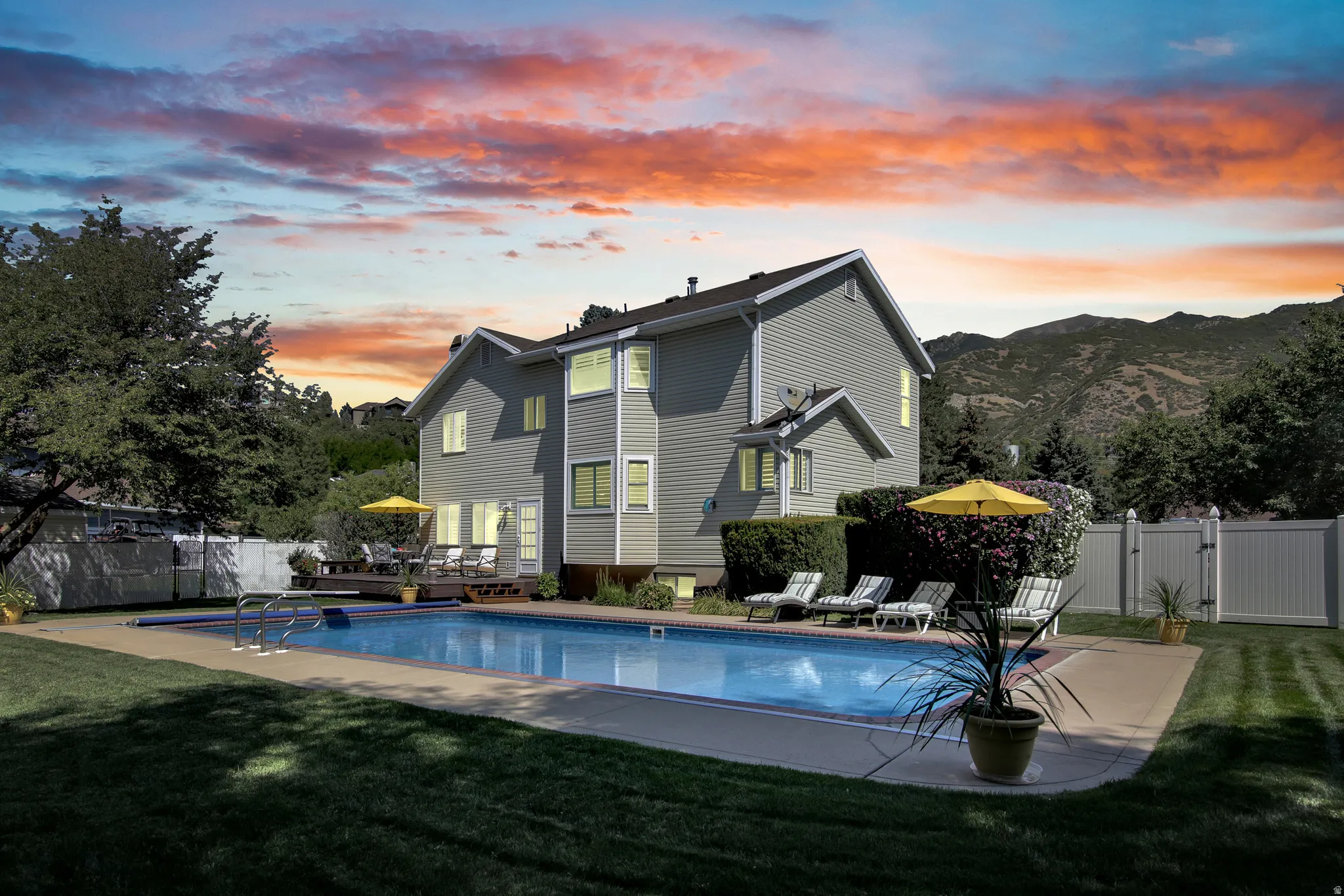 Look at this fantastic Sunset picture of this home! wouldn't you love to live there!