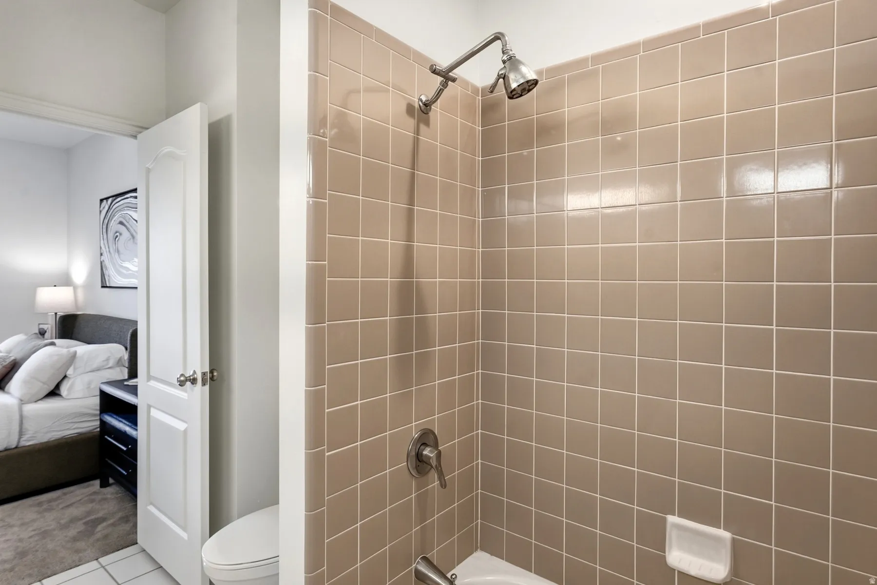 Tiled shower surround with a fixed showerhead and single-handle faucet