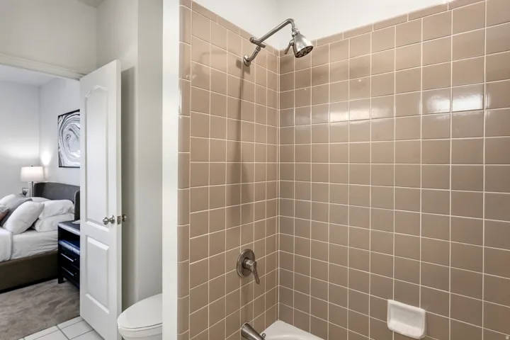 Tiled shower surround with a fixed showerhead and single-handle faucet