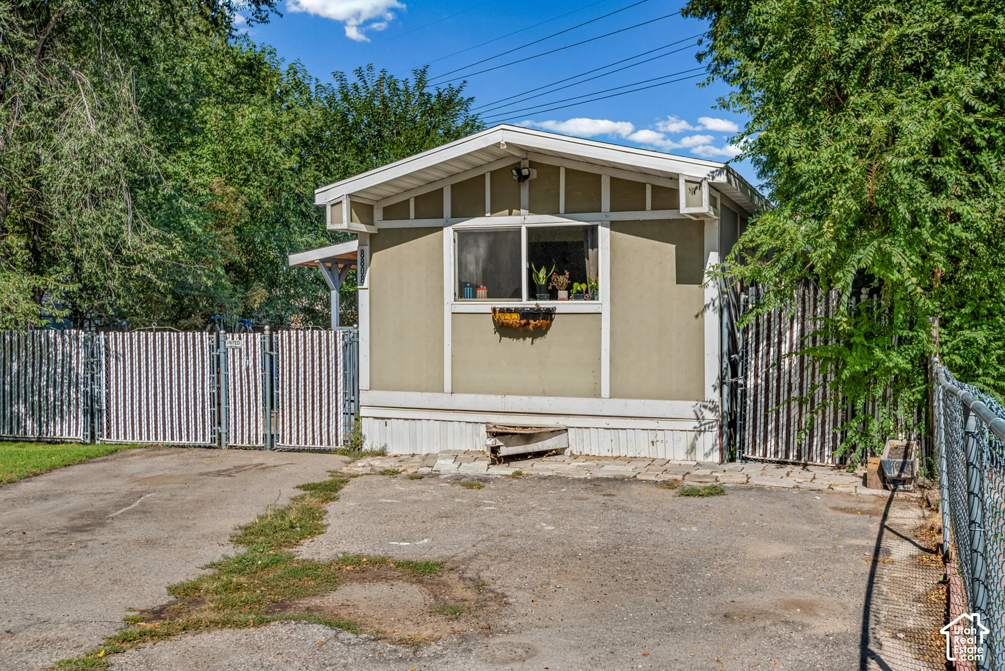 Large single wide with over 1,100 sq ft