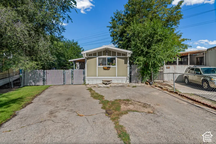 Large single wide mobile home that's over 1,100 sq ft. Located in a cul-de-sac with lots of parking and a fully fenced yard.