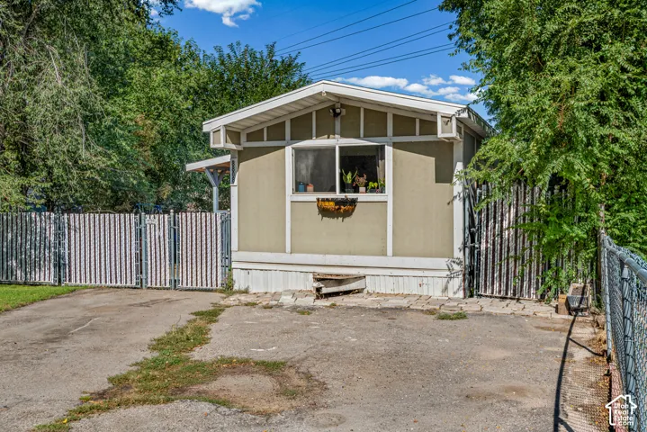 Large single wide with over 1,100 sq ft