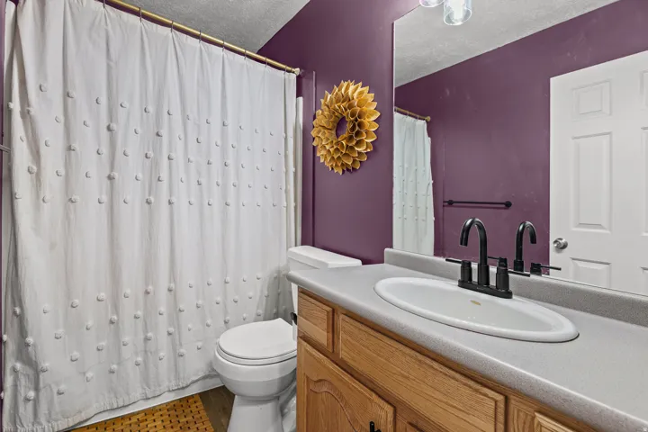 Full bathroom for the secondary bedrooms upstairs
