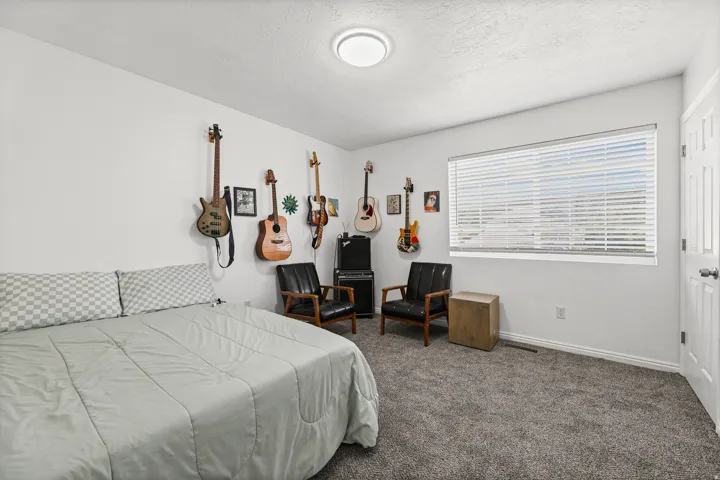 Large secondary bedroom