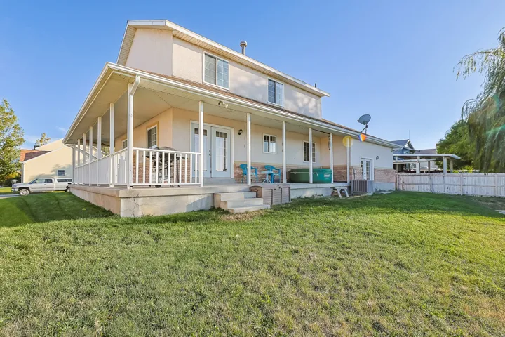 Beautiful wrap around deck so that you can be entertained by the wildlife that comes to visit.