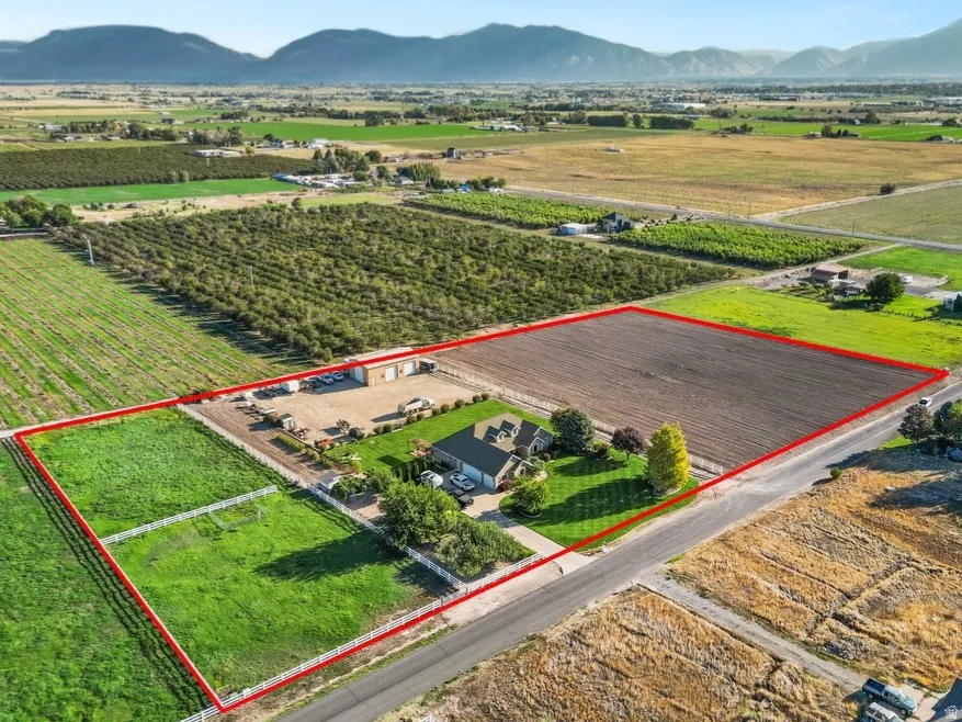 Outline of property with views of the surrounding land.