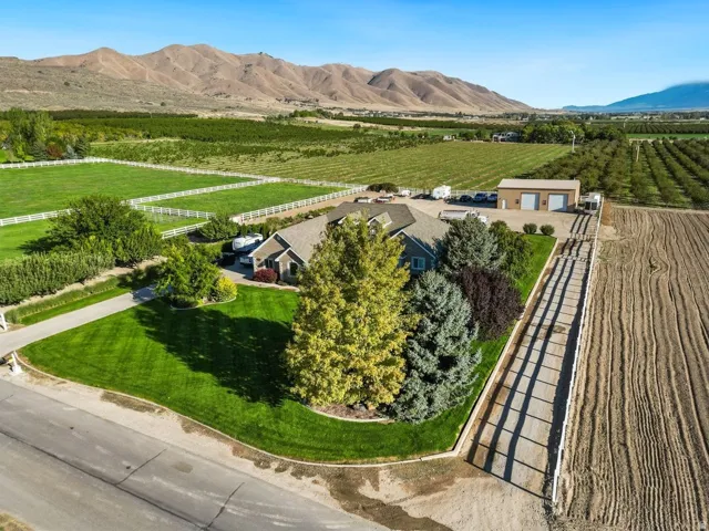 Photo showing the extra drive way leading to the garage in the back of the property.