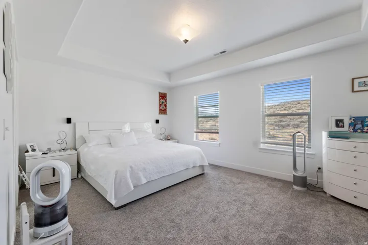 Recessed ceiling with an integrated light fixture