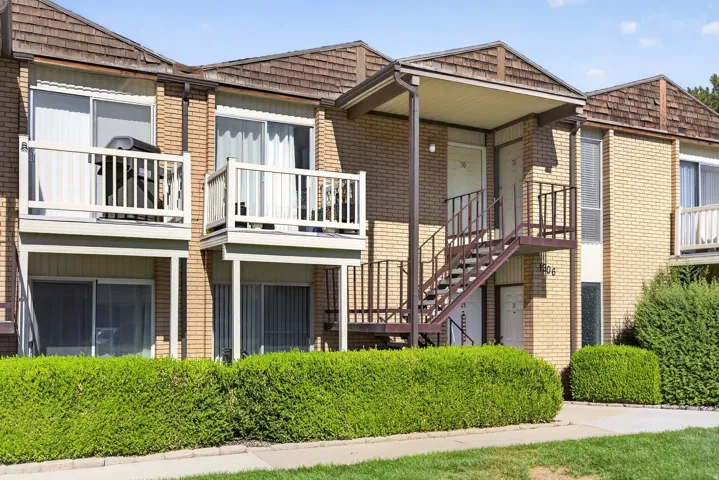 Main level living close to parking and amenities.