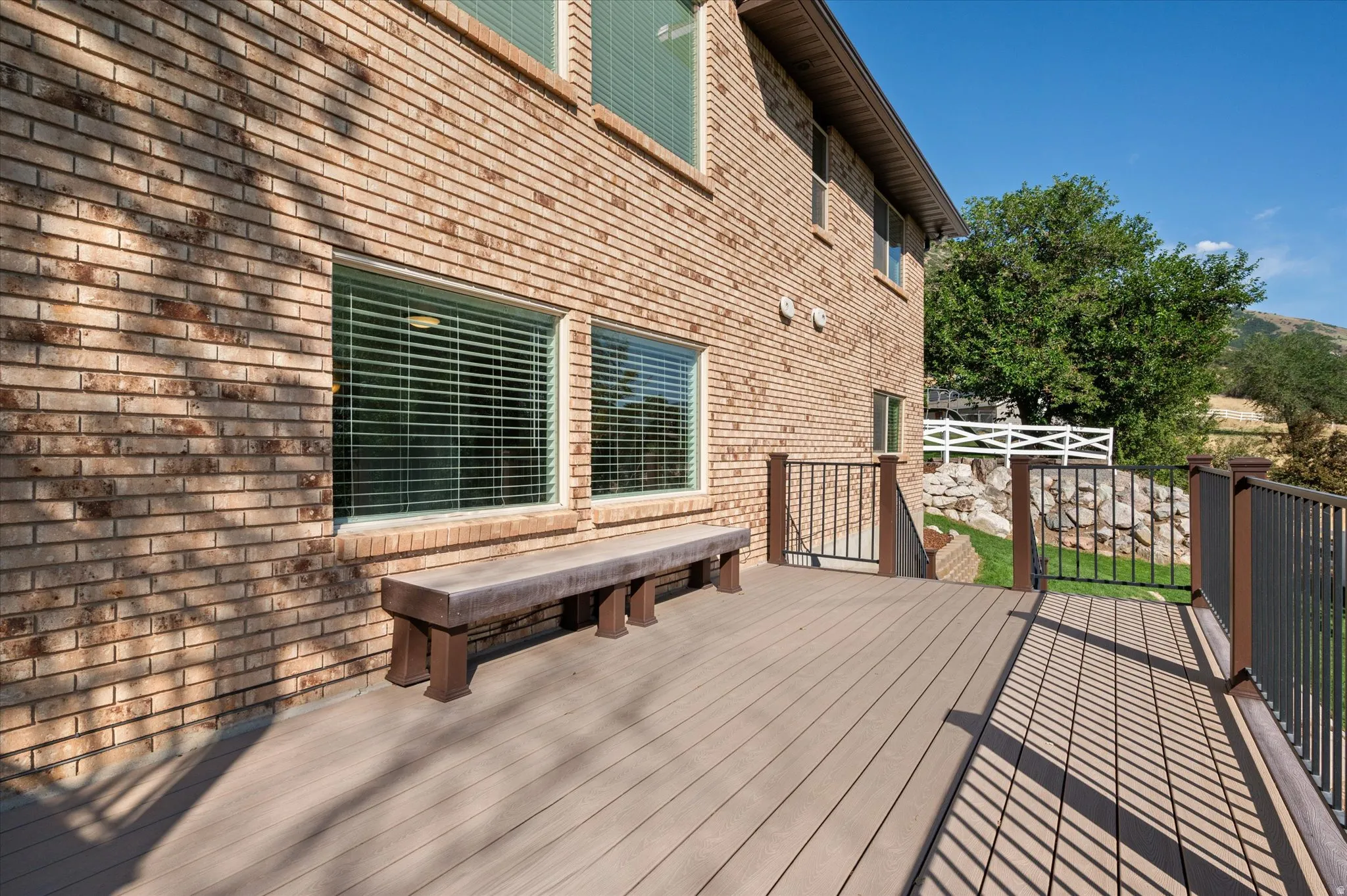 Very large deck w/built-in seating! Access to backyard and to basement family room.