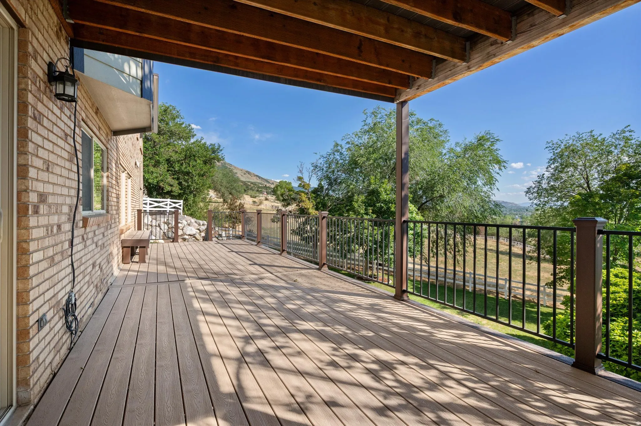 Very large deck w/built-in seating! Access to backyard and to basement family room.