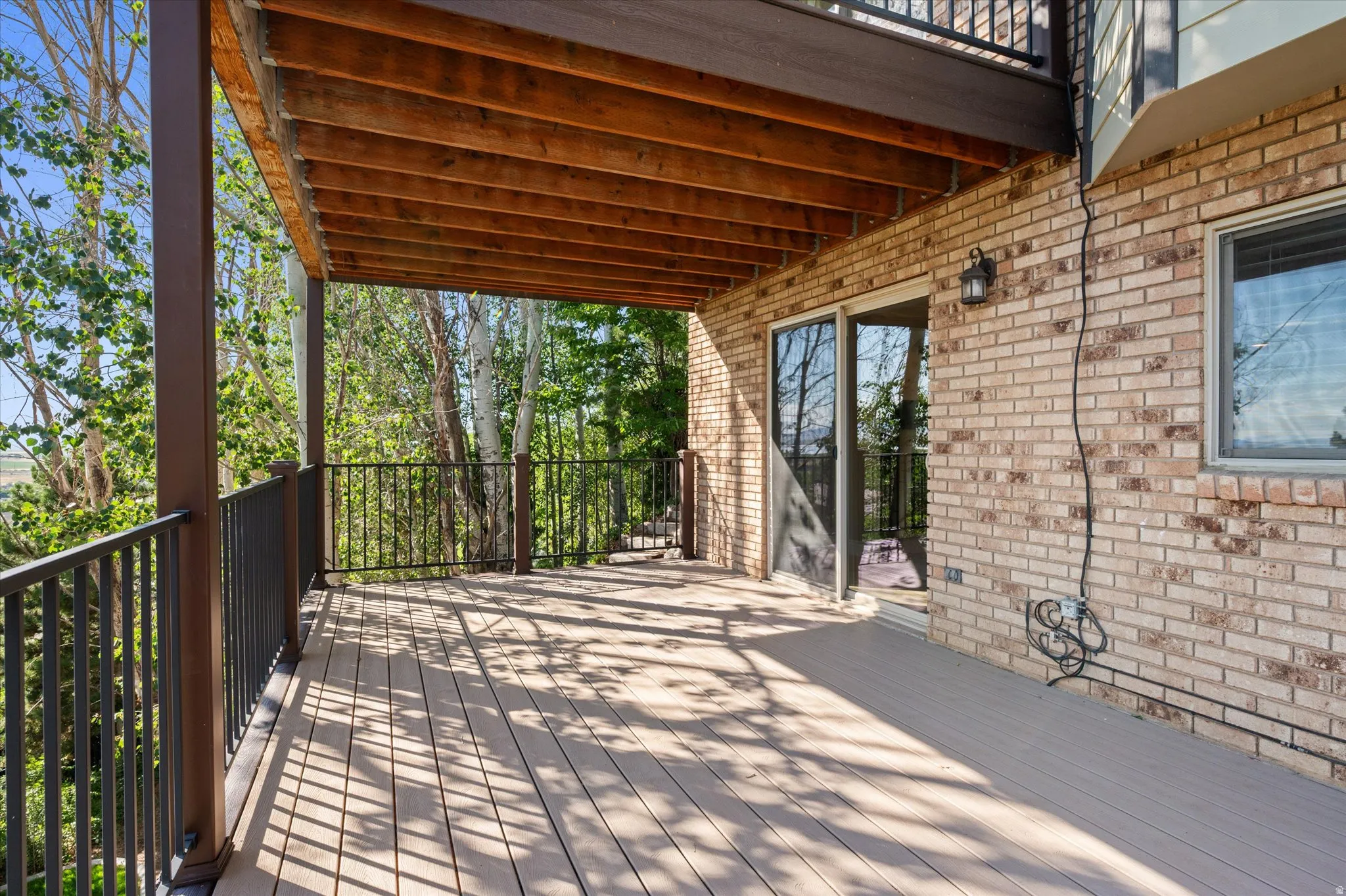 Very large deck w/built-in seating! Access to backyard and to basement family room.