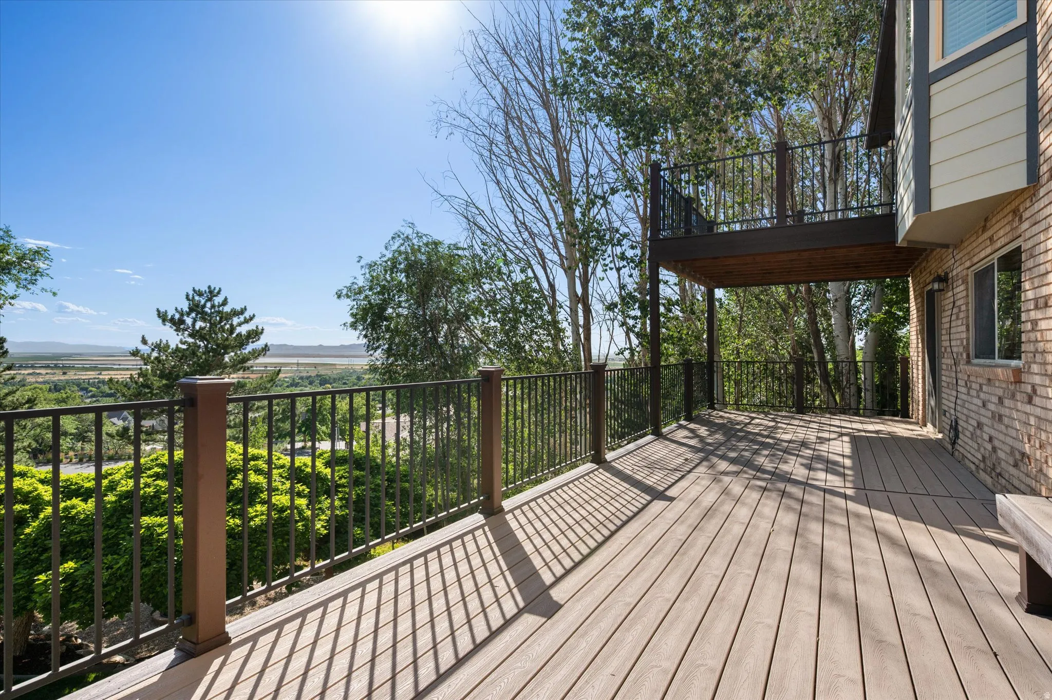 EVery large deck w/built-in seating! Access to backyard and to basement family room.