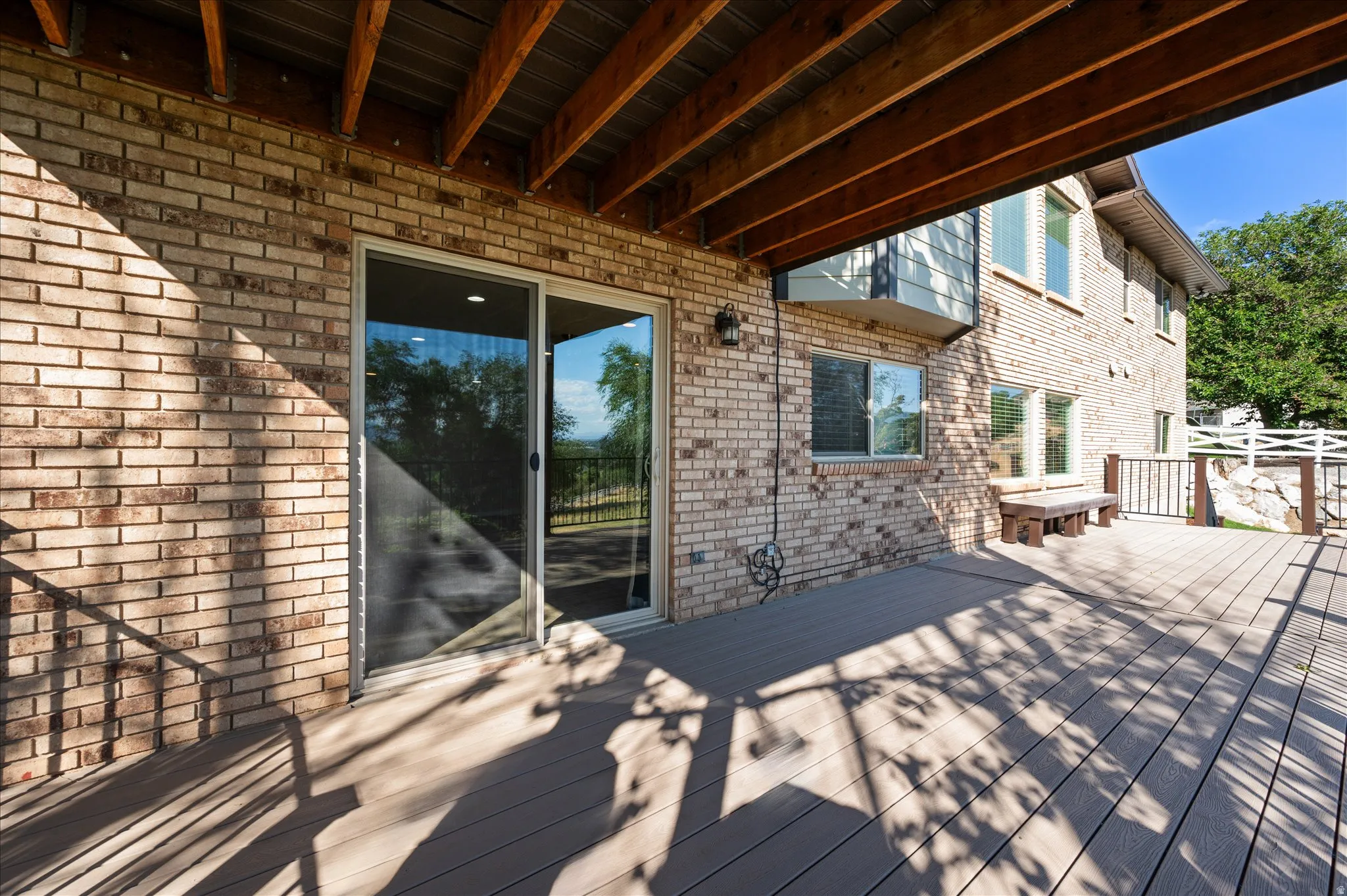 Very large deck w/built-in seating! Access to backyard and to basement family room.