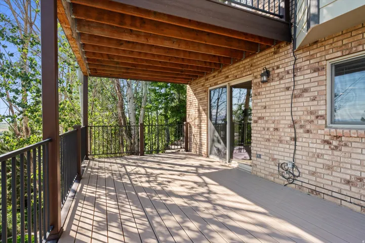 Very large deck w/built-in seating! Access to backyard and to basement family room.