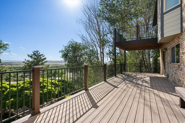 EVery large deck w/built-in seating! Access to backyard and to basement family room.