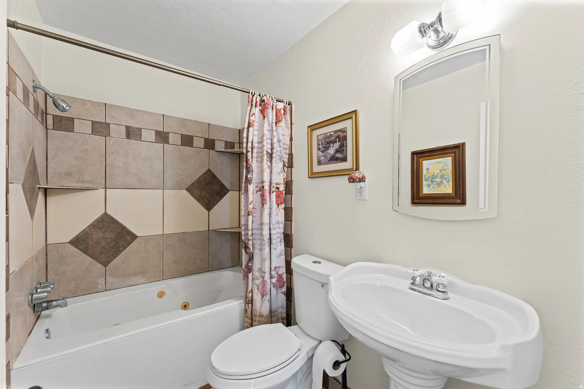 Bathtub with integrated shelving, and tile surround