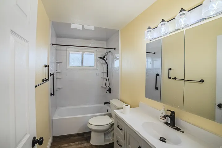 White subway tile shower surround with integrated shelving