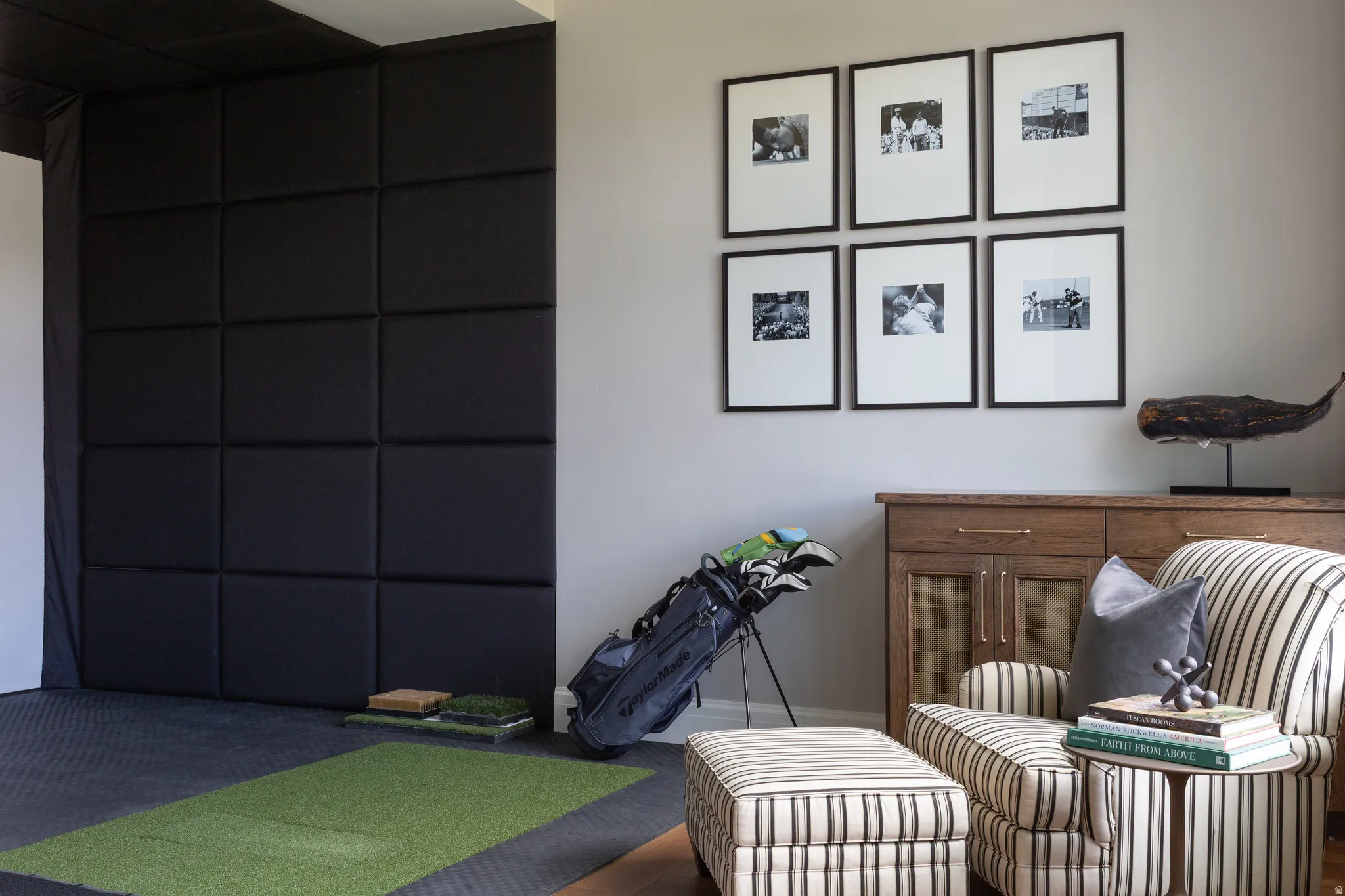 Padded wall with integrated ceiling paneling