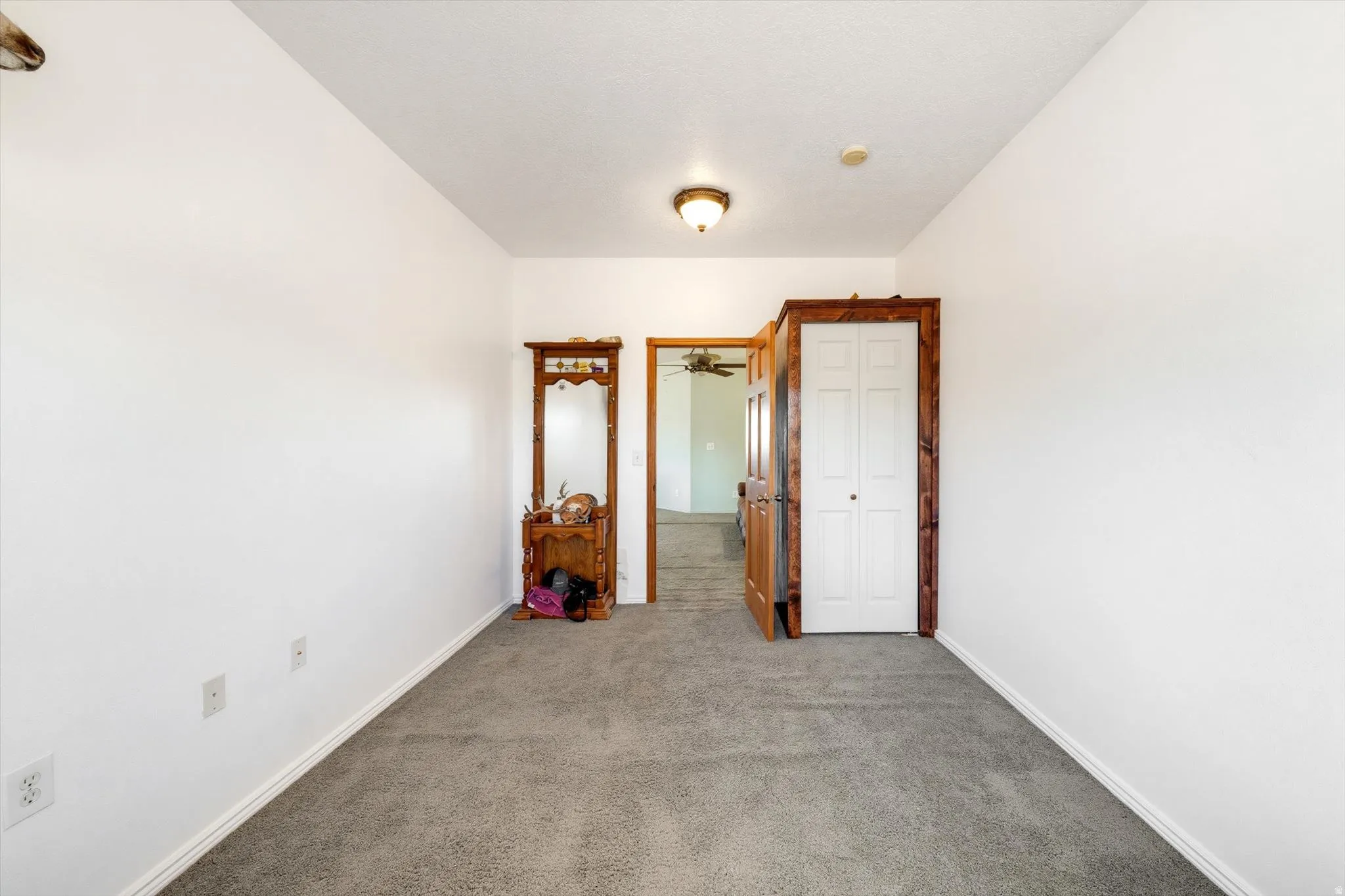 Wall-to-wall carpeting with white walls