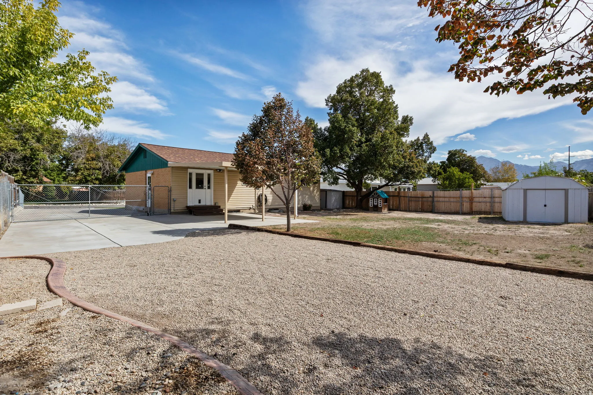 Expansive gravel and concrete hardscaping