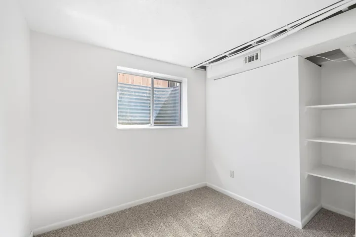 Neutral wall paint and carpeting
