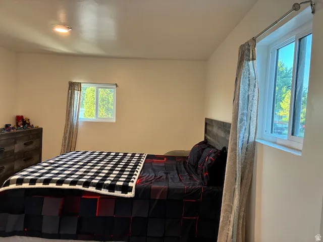 Neutral wall finishes and multiple windows