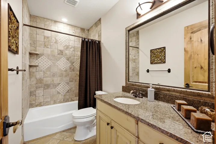 Stone-look tile shower surround with decorative accents and built-in shelving