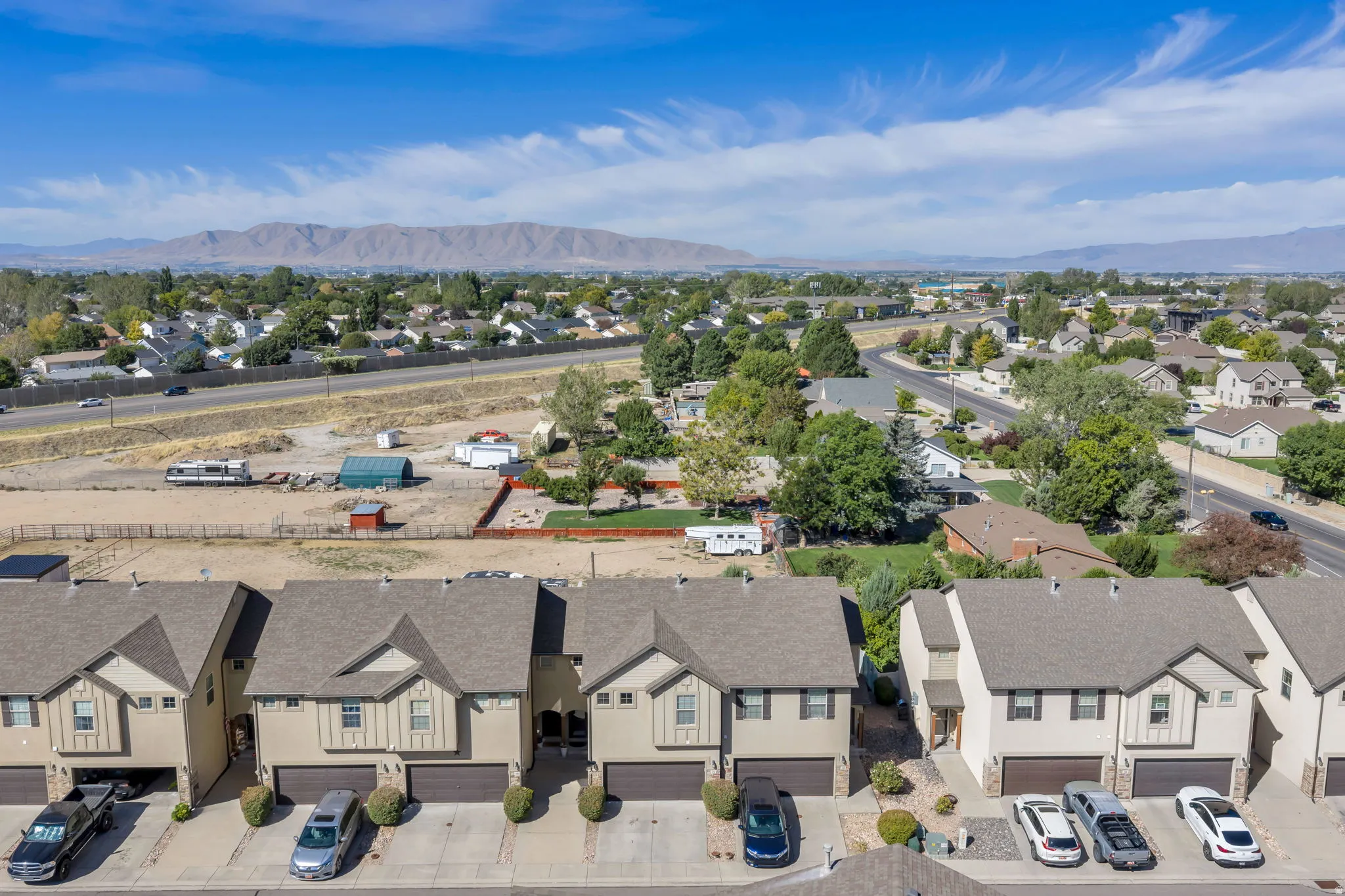 Community setting featuring distant mountain ranges and multiple residential structures