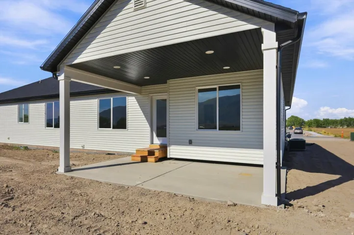 Covered patio featuring a concrete slab and recessed lighting