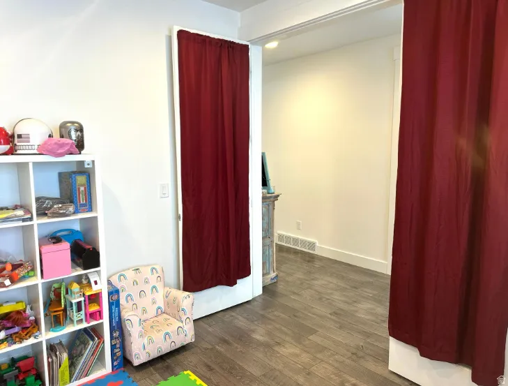 Den/could be bedroom, no closet