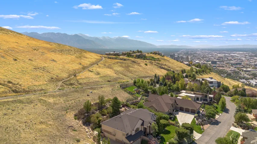 Elevated property with panoramic city and mountain scenery