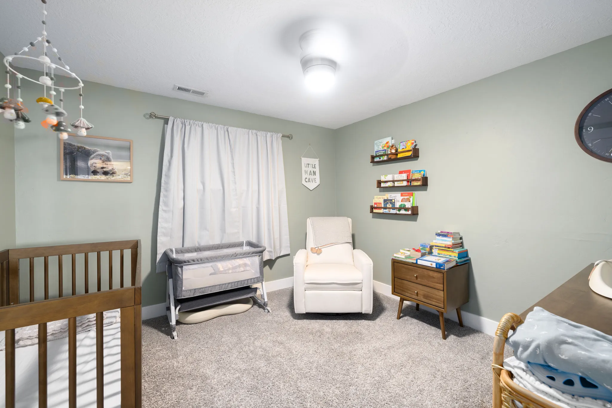 Recessed lighting fixture, light gray wall paint, white ceiling, gray carpet, white trim