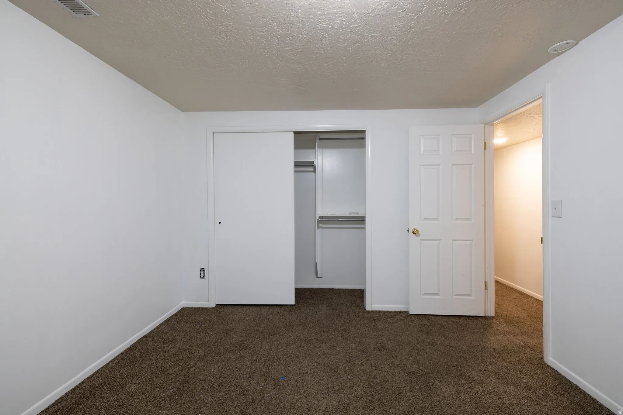 Neutral wall finishes with textured ceiling