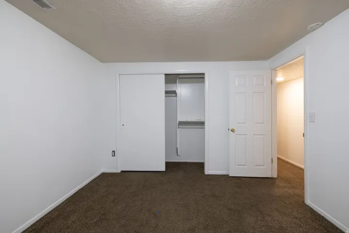 Neutral wall finishes with textured ceiling