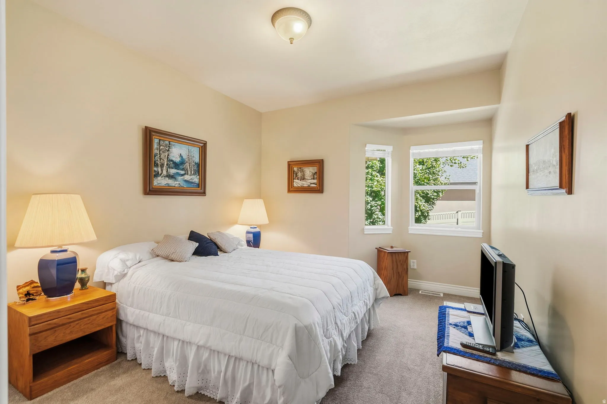 Recessed window alcove with multiple windows, neutral wall tones, and carpeted flooring