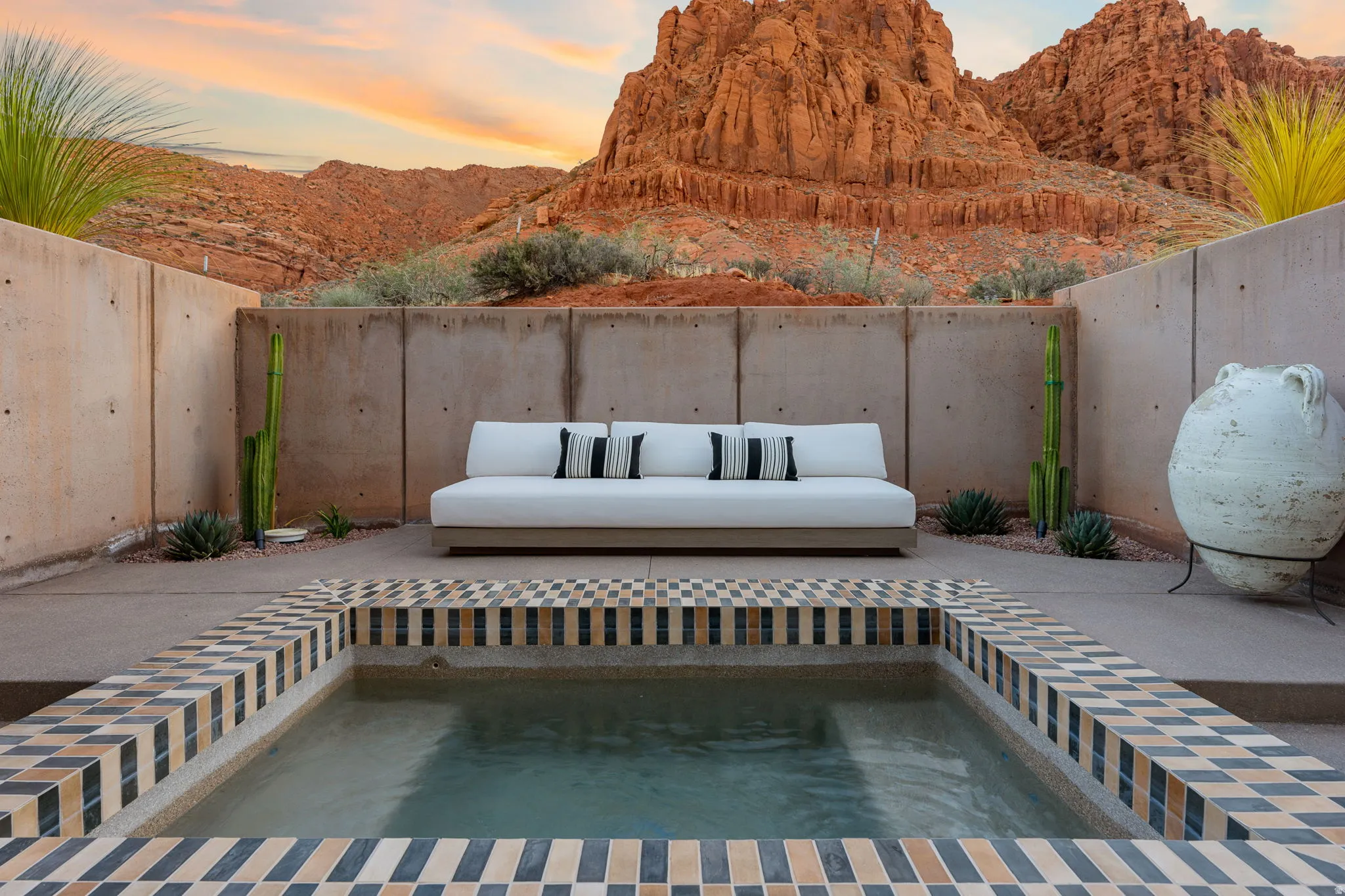 Outdoor plunge pool with patterned tile surround