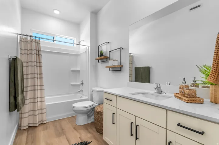 Picture of model Monroe. Not of current listing.