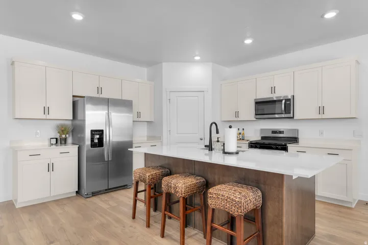 Picture of model Monroe. Not of current listing.