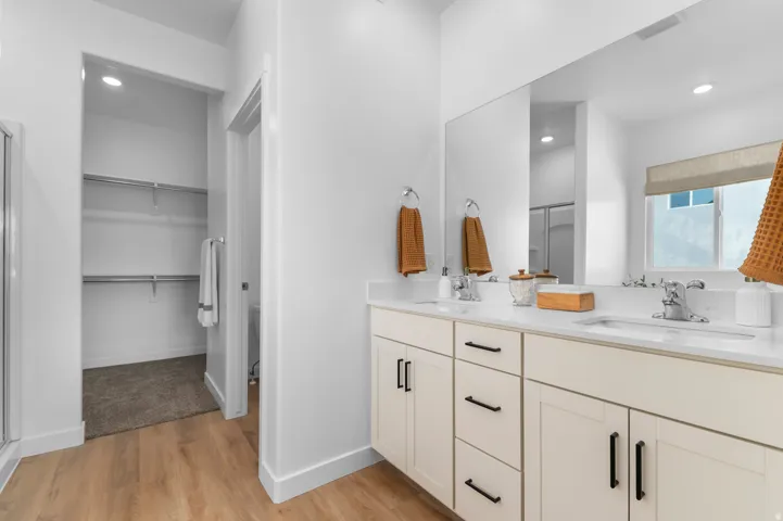 Picture of model Monroe. Not of current listing.