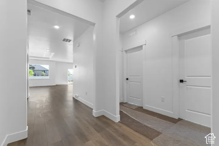 Picture of model Monroe. Not of current listing.