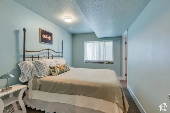 Recessed window with sheer privacy coverings