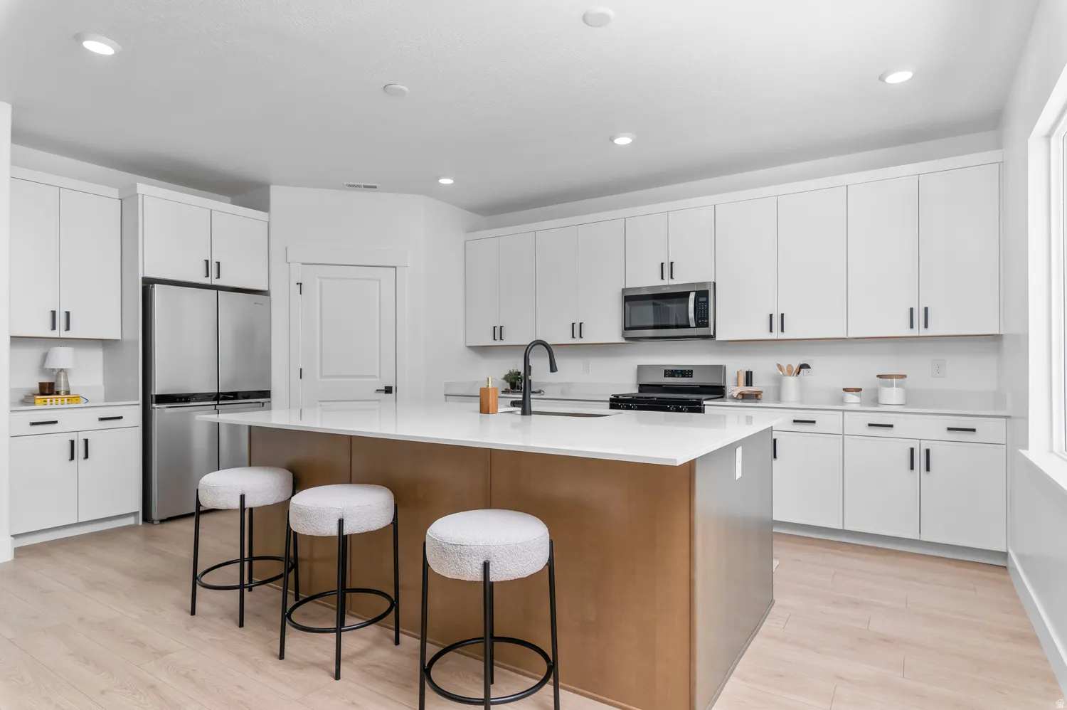 Picture of Model Harmony. Not of current listing.