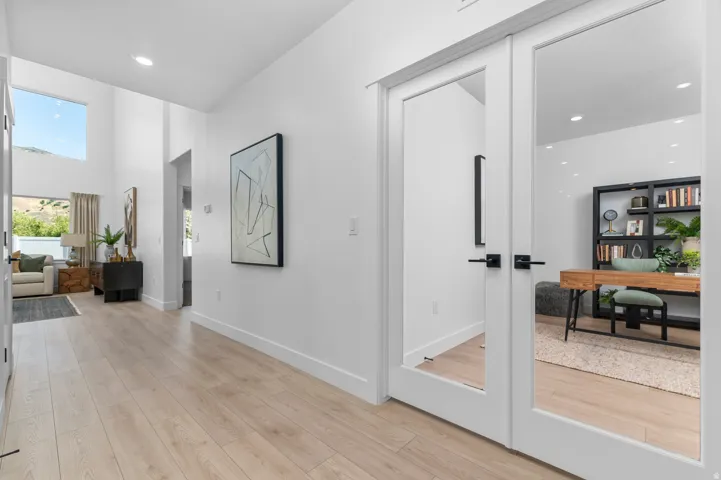 Picture of Model Harmony. Not of current listing.