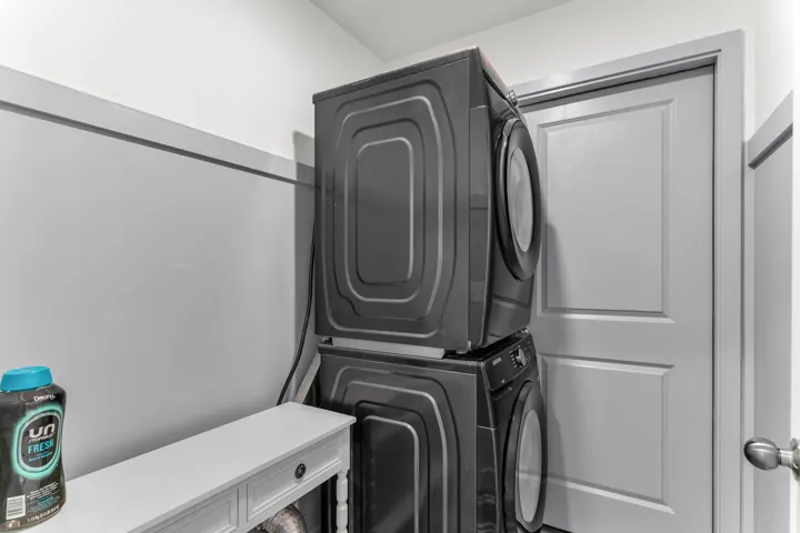 Stacked laundry appliances